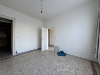 <br />Droomt u van een instapklare, gezellige thuis met een zee aan ruimte en een prachtige, zonnige tuin? Of bent u op zoek naar een slimme investering op een toplocatie? Zoek niet verder! Deze ruime, grotendeels gerenoveerde woning op een zeer gunstige ligging in Harelbeke biedt het allemaal.<br />De woning in een notendop:<br />📍 Locatie: Gelegen in een rustige en gewilde en commerciële buurt.<br />🏡 Type: Ruime gezinswoning met tal van mogelijkheden.<br />☀️ Buitenruimte: Groot, zonnig terras en een diepe tuin.<br />🛏️ Slaapkamers: 3 bestaande, met potentieel voor 2 extra kamers!<br />💡 Potentieel: Ideaal voor grote gezinnen of als projectgrond.<br />Neem een kijkje binnen... 🏠<br />Deze charmante woning verwelkomt u met een doordachte indeling en een overvloed aan natuurlijk licht.<br />Gelijkvloers:<br />🚪 Inkomhal: Een warm welkom in uw nieuwe thuis.<br />🛋️ Leefruimte: Een riante en lichte leefruimte waar het heerlijk vertoeven is.<br />🍳 Open Keuken: Een grote, open keuken met directe toegang tot en prachtig zicht op de tuin. De droom van elke hobbykok!<br />💼 Flexibele Ruimte: De voorplaats kan perfect dienen als slaapkamer, kantoor, speelkamer of zelfs een kleine handelsruimte.<br />Eerste Verdieping:<br />🛏️ Twee Ruime Slaapkamers: Twee volwaardige en lichtrijke slaapkamers.<br />🪜 Vaste Trap naar Zolder: Gemakkelijke toegang tot de zolderverdieping.<br />Zolder:<br />🛠️ Volledig Geïsoleerd: De zolder is reeds volledig geïsoleerd, klaar voor de volgende stap!<br />💡 Extra Kamers: Dankzij de vaste trap en de ruime oppervlakte kunnen hier probleemloos nog 2 extra slaapkamers of een hobbyruimte gecreëerd worden.<br />Kelder:<br />📦 Droge Kelder: Een ruime en droge kelder op de -1 verdieping, ideaal voor extra opslag.<br />📈 Interessant voor investeerders!<br />Deze woning bevindt zich in een projectzone (volgens het Gemeentelijk RUP Andries Pevernage) bestemd voor zowel eengezins- als meergezinswoningen. Dit biedt unieke ontwikkelingsmogelijkheden voor de toekomst.<br /><br />ℹ️ Belangrijke informatie:<br />De Stad Harelbeke beschikt over een voorkooprecht op dit perceel. Wij lichten u graag toe wat dit precies inhoudt.<br /><br />Is uw interesse gewekt? Wacht dan niet langer! Neem vandaag nog contact met ons op voor meer informatie of om een bezichtiging in te plannen. Dit zou wel eens uw droomwoning kunnen zijn!<br /><br /><u>Wettelijke info : </u><br />1. EPC :  455 kWh/m² - E-label, dus renovatieplicht<br />2. Watertoets : P en G-score : A, geen natte voeten dus, Risicozone overstroming : Neen, <br />3. Asbest : niet-asbest veilig<br />4. Bodem : geen verontreiniging gekend.<br />5. Erfgoed : geen erfgoed, muz van gelegen in een afgebakende archeologische zone 'Historische stadskern Harelbeke', heeft geen impact voor u als koper.<br />6. Stedenbouw : Vergunning uitgereikt, Woongebied, Geen dagvaarding uitgebracht, <strong>Voorkooprecht ruimtelijke ordening aanwezig</strong>, Geen verkavelingsvergunning, geen overstromingsgebied, niet gelegen in afgebakend oevergebied, geen Watergevoelig Openruimtegebied<br /> 