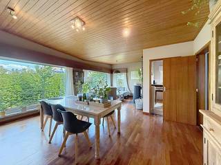 Vous recherchez une maison prête à emménager avec beaucoup d'espace et un excellent emplacement ? Alors ce topper est fait pour toi ! Cette maison dispose de 2 chambres et d'un grand jardin. <br /><br />MISE EN PAGE :<br />- hall d'entrée <br />- toilettes <br />- salon lumineux <br />- cuisine installée <br />- salle de rangement/buanderie <br />- chambre 1<br />- chambre 2<br />- salle de bain avec double vasque et douche<br />- rangement<br />- grand jardin confortable <br /><br />AVANTAGES :<br />+ prêt à emménager<br />+ grand jardin<br />+ brillant<br />+ beaucoup d'espace de rangement <br /><br />Le moyen le plus rapide pour visiter cette propriété ? Demandez votre visite via le bouton rouge de notre site Web (www.dewaele.com) et vous serez contacté par notre expert en location. Les rendez-vous ne peuvent pas être pris par téléphone. Pour toute autre question, vous pouvez nous contacter par téléphone au 055 20 80 20.<br />