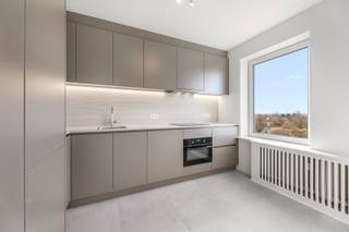 Graag stellen wij u dit volledig gerenoveerde appartement met 3 slaapkamers (103 m<sup>2</sup> referte EPC) voor in Heverlee. Het appartement geniet een uiterst strategische ligging, op een boogscheut van het historisch centrum van Leuven, Imec, Gasthuisberg, de op - en afrit van de autostrade (E40, E314) en het openbaar vervoer. Het appartement is gelegen op de 5de verdieping van een welonderhouden residentie en werd recent volledig gerenoveerd met oog voor kwaliteit en comfort. Dankzij de hoekligging geniet de woonst van uitzonderlijk veel natuurlijke lichtinval, wat zorgt voor een aangename en lichtrijke sfeer doorheen het hele appartement. We komen binnen in de inkomhal, voorzien van de nodige inbouwkasten voor vestiaire of extra opslagruimte. De ruime leefruimte met grote raampartijen vormt het hart van de woning en straalt extra warmte uit dankzij de charmante blokparketvloer. Aansluitend bevindt zich de volledig uitgeruste semi-open keuken en een zonnig, zuid-west georiënteerd terras. Verder beschikt het appartement over drie ruime slaapkamers, een moderne badkamer met een stijlvolle inloopdouche en dubbele lavabo en een apart toilet. Bijkomende pluspunten zijn het gunstige EPC-Label A, aanwezigheid van een inpandige garagebox, kelderberging en de aanwezigheid van een lift. Kortom: Een ideale woonomgeving en een interessante opportuniteit voor eigen bewoning of als waardevaste belegging. Heeft u vragen of wenst u graag een bezoek? Aarzel niet ons te contacteren via 016 22 82 22 of via info@homies.be.