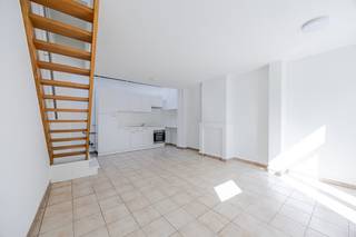 Op zoek naar een gezellige woning op een TOPLOCATIE ? Deze charmante opgeknapte starterswoning ligt in het historische centrum van Brugge en biedt alle COMFORT voor wie op zoek is naar een instapklare thuis of een interessante INVESTERING.<br />De woning beschikt over een aangename leefruimte met nieuwe keuken, twee slaapkamers, badkamer met douche en een klein, gezellig terras waar je in alle rust kunt genieten van een zonnig moment.<br />Voorzien van een nieuwe centrale verwarmingsinstallatie, geïsoleerd dak en dubbele beglazing.<br />De ligging is zonder twijfel een van de grootste troeven. Op wandelafstand bevinden zich winkels, horecazaken, scholen, openbaar vervoer en alle voorzieningen die het bruisende centrum van Brugge te bieden heeft.<br /><br />TROEVEN op een rij:<br />Instapklare, opgeknapte woning<br />Gelegen in het centrum van Brugge<br />Twee slaapkamers<br />Klein terras<br />Nieuwe centrale verwarming<br />Ideaal voor starters of als investering!