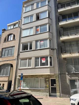 1-slaapkamerappartement gelegen in het rustige Raversijde (Oostende). De leefruimte geniet van aangename lichtinval en biedt een gezellige woonomgeving. De keuken is compact en functioneel, en de slaapkamer beschikt over ingebouwde kasten. Het appartement vraagt enige opfrissing, maar biedt mooie mogelijkheden om het naar eigen smaak in te richten. Ideaal als tweede verblijf of investering, op wandelafstand van zee, duinen en openbaar vervoer.