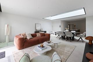 <strong>Heist: Prachtige vernieuwde woning met 3 slaapkamers en zuidgerichte tuin te koop in Heist. </strong><br /><br />Deze uitzonderlijk afgewerkte rijwoning werd van kop tot teen gerenoveerd met oog voor kwaliteit, comfort en duurzaamheid. Dankzij de hoogwaardige materiaalkeuzes, de doordachte indeling en de overvloedige lichtinval biedt deze woning een unieke woonbeleving voor wie op zoek is naar ruimte en hedendaags wooncomfort.<br /><br /><strong>Indeling: </strong><br />Glv: Verzorgde inkomhal, gastentoilet, polyvalente ruimte/berging met inbouwkasten ideaal voor fietsen, wasplaats of een 4de slaapkamer, volledig uitgeruste open keuken, lichtrijke leefruimte met toegang tot de zuidgerichte tuin.<br /><br />1ste verdiep: 2 volwaardige slaapkamers, ruime badkamer met inloopdouche, bad, dubbele wastafel en toilet.<br /><br />2de verdiep: masterbedroom met ensuite badkamer voorzien van een inloopdouche, toilet en wastafel.<br /><br /><strong>Troeven:</strong> 
<ul><li>Volledig instapklaar en met kwalitatieve materialen afgewerkt. </li><li>Zuidgerichte tuin.</li><li>3 volwaardige slaapkamers.</li><li>Polyvalente ruimte/berging op de gelijkvloers die perfect gebruikt kan worden als 4de slaapkamer.</li><li>Centraal gelegen in een rustige straat vlakbij Delhaize Heist op 5 min wandelen van het strand.</li></ul>
Meer informatie? Contacteer Ayita op 0496 13 43 12 of via ayita@eraservimo.be