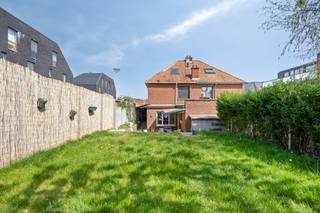 Ben je op zoek naar een woning met veel kamers en tuin op een gunstige ligging in Kruibeke? Zoek dan niet verder. <br />De woning is structureel in orde en beschikt over heel wat vernieuwingen. Een schilderbeurt, zowel beneden als boven, volstaat om de woning volledig tot haar recht te laten komen en een frisse, afgewerkte uitstraling te geven.<br /><br />Je wordt verwelkomd in een ruime inkomhal, die toegang geeft tot de gezellige leefruimte met grote raampartijen en een aangename lichtinval.<br />De open, vernieuwde keuken sluit hier mooi op aan en is voorzien van alle hedendaags comfort.<br />Achteraan bevinden zich een apart toilet en een praktische berging/wasplaats.<br /><br />Vanuit de keuken heb je rechtstreeks toegang tot de zonnige, zuidgerichte tuin met ruim terras.<br />Via de tuin is er bovendien een handige zij-uitgang naar de straat.<br /><br />Op de eerste verdieping zijn er drie slaapkamers en een badkamer.<br />Via een vaste trap bereik je de zolderverdieping, waar momenteel twee kinderkamers zijn ingericht, deze vragen nog wel een afwerking.<br /><br /><strong>Extra troeven:</strong>
<ul>
	<li>Nieuwe ramen</li>
	<li>Vernieuwde gasketel</li>
	<li>Praktische zij-ingang</li>
	<li>Zuidgerichte tuin</li>
</ul>
Een ruime en lichtrijke woning met veel mogelijkheden, ideaal voor gezinnen die op zoek zijn naar comfort en buitenruimte.<br />Interesse? Bel ons op 03/775.78.79<br />Ben je ook van plan jouw eigendom te verkopen? Maak een afspraak voor een gratis schatting, wij maken er samen een succesverhaal van.