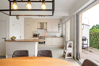 Volledig gerenoveerde rijwoning met zonnig terras, tuinatelier en hedendaags wooncomfortIn het hart van Schoten, op een boogscheut van de kerk,...