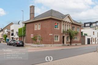Ben jij op zoek naar een karaktervolle herenwoning met maar liefst 6 slaapkamers in het centrum van Oudenaarde? Gevonden!<br /><br />De centrale ligging op wandelafstand van de Schelde, de grote lichtrijke ruimtes, het authentieke karakter en de aangename stadstuin zijn maar enkele van de vele troeven die we hier terugvinden!<br /><br />INDELING:<br /><br />GLV:<br />Je komt de woning binnen via de imposante inkomhal met prachtige traphal. Van hieruit heb je toegang tot een bureauruimte, een gezellige zithoek, een tweede leefruimte en de eetplaats. Verder beschikt de woning over een keuken met ontbijthoek. Buiten vind je een praktische berging die ook kan dienen als tuinhuis of garage, extra parkeergelegenheid en een aangename, volledig omheinde stadstuin.<br /><br />1eV:<br />Op het eerste verdiep kom je boven in de ruime nachthal. Van hieruit heb je toegang tot zes slaapkamers en de badkamer.<br /><br />ZOLDER EN KELDER:<br />De woning beschikt daarnaast over een praktische kelder en een zeer ruime zolder die nog tal van mogelijkheden biedt voor wie extra ruimte wenst te creëren.<br /><br />Ben jij op zoek naar een ruime woning boordevol karakter op een topligging in Oudenaarde? Aarzel dan zeker niet en plan vandaag nog je bezoek in!