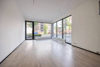 Bent u op zoek naar een kantoor of een handelsruimte en dit op een zichtbare toplocatie? Dan stellen we graag deze ruimte aan u voor!<br /><br />U komt per direct binnen in een open ruimte die op zich toegang geeft aan een apart toilet en een keuken. Verder is er nog een ruime kelder die toegankelijk is via het handelspand zelf.<br /><br />Optioneel kunt u een overdekte autostaanplaatsen/garageboxen mee aankopen vanaf € 25.000 (exclusief van de vraagprijs).<br /><br />Voor meer informatie kan u One vastgoed steeds bereiken op volgend nummer 03 360 85 30.