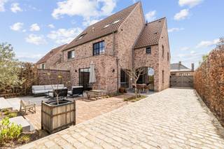 Moderne, instapklare gezinswoning met 4 slaapkamers op 888 m² in Zottegem.Welkom in deze prachtig afgewerkte, hedendaagse woning in Zottegem. Met een...