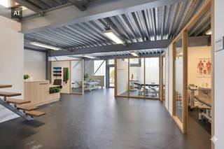 Het pand geniet een strategische ligging in de regio centrum Torhout. Dankzij de nabijheid van het station en de markt is het gebouw vlot bereikbaar voor zowel medewerkers als klanten. In de nabije omgeving van het pand zijn bovendien voldoende parkeermogelijkheden aanwezig.Het gebouw beschikt over een totale oppervlakte van ca. 367 m² aan ruimte.De indeling bestaat uit 3 verdiepingen die flexibel in te richten zijn. Dit maakt het pand oa. geschikt voor uiteenlopende professionele activiteiten: een modulair kantoorconcept, een praktijkruimte, commerciële ruimte, ... .Specificaties:- 3 verdiepingen, in totaal ca. 367m²- sanitair- kitchenette- bergruimte - zolder- terras op het gelijkvloers- airco- gunstig EPC label BDankzij de combinatie van een centrale ligging, de functionele indeling en het instapklare karakter, vormt dit pand de ideale basis voor uw professionele activiteiten.Bent u op zoek naar bedrijfsvastgoed bestaande uit een kantoor te koop in Torhout? Aarzel dan niet om ons te contacteren op het nummer 051 21 22 23.Bestuursmaatregelen in het maatregelenregister: neeDeze AI-visualisaties zijn bedoeld als inspiratie. Er werd geen rekening gehouden met technische specificaties, stedenbouwkundige voorschriften of de concrete mogelijkheden tot realisatie.