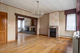 <u><strong>Renovatieproject met potentieel en achterliggend weiland in Sint-Gillis-Dendermonde</strong></u><br /><br />Op zoek naar een woning met karakter, ruimte en vooral heel wat mogelijkheden om uw eigen droomwoning te realiseren? Dan is dit renovatieproject in Sint-Gillis-Dendermonde zeker het ontdekken waard.<br />Deze halfopen bebouwing, voorzien van een betonnen welving, de ideale basis voor een grondige renovatie, is rustig gelegen en geniet tegelijkertijd van een verbinding met belangrijke uitvalswegen. <br /><br />Het zuidgeoriënteerde woongedeelte zorgt voor een aangename en zongerichte leefomgeving.<br /><br />Via de inkomhal kom je in de lichtrijke leefruimte met aansluitend keuken en een ruime berging.<br /><br />Op de eerste verdieping bevinden zich momenteel twee ruime slaapkamers en een badkamer met toilet. Via een vaste trap bereikt u de bovenverdieping, waar zich nog een derde slaapkamer bevindt. <br /><br />Een absolute extra troef is het achterliggende weiland voor liefhebbers van hobbytuinieren, het kweken van groenten en fruit of het houden van kleinvee. <br /><br />Kortom: een solide woning met een uitstekende basis, een zuidgerichte oriëntatie, drie slaapkamers en een bijzonder ruimtelijk potentieel. <br /><br />Wens je meer info of graag een bezoek ter plaatse? contacteer Peggy: 0478/37.00.82 of peggy@berno.be<br />