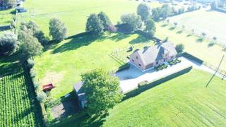 In een rustige en veilige woonomgeving te Vichte bevindt zich deze goed onderhouden vrijstaande woning op een perceel van 4104 m². Een lange...