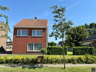 <p><span>TE RENOVEREN WONING MET BOUWGROND OP TOPLOCATIE</span></p><p><span> </span></p><p><span>Bent u op zoek naar </span><span>een unieke eigendom met uitzonderlijk veel mogelijkheden</span><span> op een absolute toplocatie in Beveren? Dan is dit een buitenkans. </span></p><p><span> </span></p><p><span>Deze ruime gezinswoning ligt op wandelafstand van het centrum, winkels, scholen en openbaar vervoer en biedt, ondanks de renovatieverplichting (EPC F), alle potentieel om uw droomwoning te creëren. </span></p><p><span> </span></p><p><span>De woning beschikt over een royale leefruimte, keuken met zicht op de ruime tuin, 3 slaapkamers, een zolder met uitbreidingsmogelijkheden en een ruime garage. </span></p><p><span> </span></p><p><span>Extra troef is de naastgelegen bouwgrond van 440 m² met ideale oriëntatie, gelegen in een goedgekeurde verkaveling, waarop de constructie van een ruime halfopen bebouwing mogelijk is. </span></p><p><span> </span></p><p><span>Woning en bouwgrond kunnen zowel afzonderlijk als samen worden aangekocht, wat een unieke opportuniteit biedt voor wie extra ruimte, een toekomstproject of een investering zoekt. </span></p><p><span>Voor meer info verwijzen we graag naar onze andere advertentie.</span></p><p><span> </span></p><p><span>Ontdek tijdens een bezoek ter plaatse de vele mogelijkheden van deze eigendom!</span></p><p><span> </span></p><p><span>Interesse ? Gelieve ons dan te contacteren op het nummer 03 775 41 88 of mail naar <span>kurt@vastgoed-smet.be</span></span><span> </span></p><p><span><span>www.vastgoed-smet.be</span></span></p><p><span> </span></p><p><span>“De verstrekte gegevens/informatie (zowel online als gedrukt) worden vrijblijvend verstrekt, enkel ter inlichting, zonder contractuele verbintenis of garantie van onzentwege en kunnen op ieder ogenblik gewijzigd worden”</span></p><p><span> </span></p>