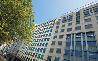 Bureaux à louer dans le quartier Leopold. Le building est situé entre les stations de métro Arts-loi et Madou. Les espaces sont flexible. Les espaces communs ont été récemment rénovés. Près du bâtiment se trouvent nombres de services; Banques, restaurants,... 35 places de parking disponibles.<br />Surface: 156 m².<br />Taxes et frais sur demande.