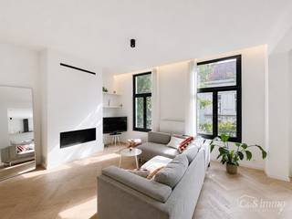 <p>Dit uitzonderlijk lichtrijke appartement bevindt zich in een volledig gerenoveerd gebouw op een uitstekende locatie, tussen het Modemuseum en het bruisende Zuid.<br />Het appartement werd kwalitatief afgewerkt en combineert hedendaags wooncomfort met karaktervolle elementen. Via de inkomhal bereikt u de ruime woon- en eetkamer van ca. 32 m². De hoge plafonds, prachtige visgraatparket en gezellige gashaard zorgen hier voor een bijzonder aangename sfeer.<br />Aansluitend bevindt zich de luxueus ingerichte keuken, stijlvol afgewerkt met natuursteen en voorzien van een keramische kookplaat, dampkap, vaatwasser, koelkast en combi-oven.<br />Verder beschikt het appartement over twee ruime slaapkamers, eveneens afgewerkt met visgraatparket. De stijlvolle designbadkamer is uitgerust met een ruime douche en lavabomeubel. Daarnaast zijn er een apart gastentoilet en een praktische berging met aansluiting voor een wasmachine.<br />Aan de achterzijde bevindt zich een aangenaam terras van ca. 8 m², een fijne plek om in alle rust van de buitenlucht te genieten.<br />Het appartement beschikt over privatieve meters, centrale verwarming op gas en een goede isolatie.<br />Beschikbaar vanaf 1 oktober 2026.</p>