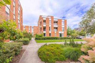 <h3>Instapklaar 2-slaapkamerappartement met ruim terras in Oostmalle</h3>
<p>Op zoek naar een instapklaar appartement op een rustige locatie? Dit verzorgde appartement in Oostmalle biedt een lichtrijke leefruimte met open keuken, twee ruime slaapkamers, een mooie badkamer en een praktische berging.</p>
<p>Geniet van het ruime terras met een prachtig uitzicht op het groen. Het gebouw is bovendien voorzien van een lift.</p>
<p>Extra troef: In de vraagprijs zijn een ondergrondse staanplaats én een zeer ruime privatieve berging inbegrepen.</p>
<p>Interesse? Contacteer Flor Vastgoed voor meer informatie of een bezoek.</p>