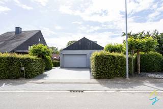 <p>Voor een bezoek bel Saimen: 0470 79 24 20 of mail: saimen@cornelis-goeman.be - NIEUW: Ontdek de mogelijkheden met AI op onze website: www.cornelis-goeman.be <br />In het landelijke en gegeerde Sint-Lievens-Esse, een deelgemeente van Herzele, bevindt zich deze uitzonderlijk verzorgde open bebouwing uit 2008. Een eigendom die meteen indruk maakt dankzij haar stijlvolle architectuur en is in uitstekende staat van onderhoud.<br /><br />Hier geniet u van een unieke combinatie van ruimte, comfort en privacy, op een rustige locatie met vlotte verbindingen naar Herzele, Zottegem en de belangrijkste invalswegen.<br /><br />De woning beschikt over lichtrijke leefruimtes, en een slaapkamer met aansluitend een ruime dressing, en een riante badkamer met inloopdouche met een hoogwaardige afwerking en een doordachte indeling die perfect aansluit bij de hedendaagse woonbehoeften. Grote raampartijen zorgen voor een overvloed aan natuurlijk licht en creëren een aangename verbinding tussen binnen en buiten.<br /><br />Buiten wacht een prachtig aangelegde tuin waar rust en ontspanning centraal staan. Het ruime zonneterras en het stijlvolle zwembad vormen de ideale setting om te genieten van lange zomeravonden met familie en vrienden. Dankzij de open bebouwing geniet u bovendien van maximale privacy en een aangenaam ruimtegevoel.<br /><br />✔ EPC B<br />✔ Bouwjaar 2008<br />✔ Instapklaar en uitstekend afgewerkt<br />✔ Ruime en lichtrijke leefruimtes<br />✔ Prachtig aangelegde tuin<br />✔ Veel privacy en wooncomfort<br />Een unieke kans voor wie op zoek is naar een exclusieve, instapklare woning waar kwaliteit, comfort en rust hand in hand gaan.</p>
