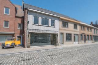 Bent u op zoek naar een woning met karakter die u volledig naar eigen smaak kunt afwerken? Dan biedt deze centraal gelegen woning in het hart van Sinaai een unieke opportuniteit. Gelegen op wandelafstand van de gezellige Dries van Sinaai geniet u hier van een uitstekende ligging. Voor deze woning werd reeds een stedenbouwkundige vergunning afgeleverd voor de verbouwing, waardoor u zonder zorgen aan de realisatie van uw woonproject kunt beginnen. Bovendien werd het dak reeds volledig vernieuwd, wat meteen een belangrijke investering vertegenwoordigt. Op het gelijkvloers beschikt de woning over een voorplaats, een gezellige leefruimte, een keuken, een aparte eethoek, een kelder en een ruime, aangename tuin. Op de eerste verdieping bevinden zich momenteel drie slaapkamers. Daarnaast biedt de tweede verdieping nog heel wat uitbreidingsmogelijkheden. Dit pand vormt de ideale basis voor wie op zoek is naar een renovatieproject met tal van mogelijkheden. Dankzij de reeds uitgevoerde werken en de afgeleverde vergunning ligt de weg open om van deze woning een echte parel te maken, volledig afgestemd op uw eigen wensen en noden. Kortom, een woning met een uitstekende ligging, een solide basis en een enorm potentieel voor wie de handen uit de mouwen wil steken.