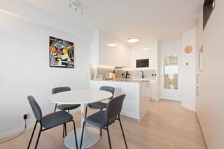 <p>Te koop: stijlvol appartement op de Zeedijk in Nieuwpoort, met prachtig uitzicht op zee en duinen.</p>

<p> </p>

<p>Dit volledig gerenoveerde appartement bevindt zich op een toplocatie van Nieuwpoort.<br />De ligging op de Zeedijk biedt directe toegang tot strand en zee, terwijl het vrij uitzicht over water en duinen zorgt voor een unieke woonervaring. Dankzij de recente renovatie is het appartement instapklaar en combineert het comfort met een moderne afwerking.</p>

<p> </p>

<p>Belangrijkste ruimtes:<br />• Living met grote ramen en uitzicht op zee<br />• Keuken met moderne inrichting<br />• Slaapkamer met voldoende opbergruimte<br />• Badkamer met douche en wastafel<br />• Apart toilet<br />• Inkomhal met toegang tot alle ruimtes<br />• Terras met vrij uitzicht<br />• Berging voor extra opslag</p>

<p> </p>

<p>Troeven:<br />• Ligging op de Zeedijk met zeezicht<br />• Prachtig gerenoveerd appartement<br />• Gerenoveerd gebouw</p>

<p> </p>

<p>Neem vandaag nog contact op met je ERA-makelaar voor een bezoek.<br />058 222 222 of op gert@eraservimo.be</p>

<p> </p>

<p>JOUW DROOMAPPARTEMENT. ZO GEVONDEN!</p>