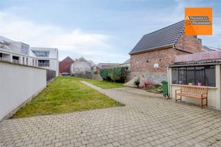 <p><span>Te koop: Renovatieproject in het rustige Bertem</span></p><p><span> </span></p><p><span>In een rustige straat in Bertem bevindt zich deze woning met uitzonderlijk veel potentieel. Een grondige totaalrenovatie kan hier een absolute meerwaarde betekenen voor investeerders of projectontwikkelaars. </span></p><p><span> </span></p><p><span>Bij het betreden van de woning kom je binnen in de inkomhal. Van hieruit heb je toegang tot de trap naar de eerste verdieping of sla je links af naar de woonkamer. De woonkamer is voorzien van een centrale wand, wat de mogelijkheid biedt om de ruimte op te delen in een gezellige leefruimte en een aparte eetkamer.</span></p><p><span> </span></p><p><span>Aansluitend bevindt zich een bijgebouwd gedeelte van de woning. Van hieruit bereik je zowel de recent vernieuwde keuken als de douche. De keuken is afgewerkt met kwalitatieve materialen en geniet van een rechtstreekse toegang tot de tuin, wat zorgt voor een aangename verbinding. </span></p><p><span>De tuin vormt een echte troef: achteraan bevindt zich toegang tot een andere straat, ideaal voor ontwikkeling of uitbreiding. Daarnaast is er ook een bijgebouw aanwezig.</span></p><p><span> </span></p><p><span>Op de eerste verdieping bevinden zich twee volwaardige slaapkamers. Via een luik is de zolder bereikbaar, die extra opslagmogelijkheden biedt.</span></p><p><span> </span></p><p><span>Een bijkomende troef van deze eigendom is dat ze gelegen is op een ontwikkelingsgrond met de mogelijkheid om drie appartementen te realiseren. </span></p><p><span> </span></p><p><span>Interesse? Neem dan supersnel contact op voor een persoonlijke rondleiding.</span></p><p><span> </span></p><p><span> </span></p>