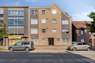 Ben je op zoek naar een ruim appartement op een centrale ligging in Bazel?<br />Zoek niet verder! Het appartement is gelegen op de derde verdieping van een kleinschalig en zeer goed onderhouden gebouw. <br /><br />Je komt het appartement binnen via de ruime inkomhal, die toegang biedt tot de lichtrijke leefruimte met open keuken.<br /><br />Verder beschikt het appartement over <strong>twee volwaardige slaapkamers,</strong> waarvan één rechtstreekse toegang geeft tot het terras.<br />De badkamer is voorzien van een dubbele wastafel en een inloopdouche.<br />Daarnaast zijn er een apart gastentoilet en een praktische, ruime berging/wasplaats.<br /><br />Als extra troeven beschikt het appartement over<strong> een lift</strong>, een afzonderlijke garage en een gemeenschappelijke fietsenberging.<br /><br />Elektriciteit conform, PVC ramen met dubbel glas en centrale verwarming op gas. <br />Bron bewoonbare oppervlakte : EPC - certificaat<br /><br />Dankzij de gunstige ligging woon je op korte afstand van winkels, scholen, openbaar vervoer en belangrijke invalswegen.<br />Ideaal voor eigen bewoning of als interessante investering.<br />Bel ons op nu 03/775.78.79.<br />Ben je ook van plan jouw eigendom te verkopen? Maak een afspraak voor een gratis schatting, wij maken er samen een succesverhaal van.