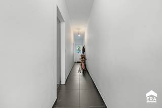 <p><strong>Instapklare woning met veel lichtinval in Menen.</strong></p><p>Deze volledig gerenoveerde woning (2013) combineert ruimte, comfort en een vlotte bereikbaarheid. Dankzij de grote raampartijen geniet je overal van een aangename lichtinval.</p><p><strong>Indeling:</strong></p><ul><li><strong>Gelijkvloers:</strong> inkom, apart toilet, ruime living met open keuken en directe doorgang naar de tuin</li><li><strong>1ste verdiep:</strong> 3 slaapkamers en badkamer</li><li><strong>Extra:</strong> droge kelder</li></ul><p><strong>Troeven:</strong></p><ul><li>Elektriciteit 100% conform</li><li>ERA Comfort Garantie inbegrepen</li><li>Droge kelder</li><li>Vlotte verbinding met de autostrade</li><li>Tuin toegankelijk vanuit de leefruimte</li><li>Volledig gerenoveerd in 2013</li></ul><p>Ben je op zoek naar een instapklare gezinswoning met alle comfort en een uitstekende ligging? Dan is dit huis in Menen precies wat je zoekt!</p>