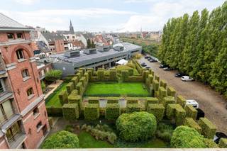 <p>Deze loft bevindt zich in het imposante pakhuis ‘Le Globe’, ontworpen door architect Frans van Dijk in 1886. De eclectische architectuur springt meteen in het oog dankzij de rode bakstenen en smeedijzeren muurankers, terwijl hoge boog nissen en royale raampartijen de monumentale uitstraling benadrukken.</p>
<p>Maar ook achter deze indrukwekkende gevel blijf je verrast door een prachtige, industriële stijl die vanaf de gemeenschappelijke gang tot binnen in de loft een harmonieus geheel vormt.</p>
<p>Desondanks de huidige indeling als commerciële ruimte, kan je dit appartement perfect omtoveren tot een unieke, warme thuis. De riante bewoonbare oppervlakte van maar liefst 198 m² geniet van een polyvalente indeling waardoor de mogelijkheden eindeloos zijn! De loft beschikt momenteel over een praktisch geïnstalleerde keuken, toiletten en 2 handige opbergruimtes. Bovendien zijn er 2 gezellige terrassen voorzien, waarvan de grootste uitzicht biedt op de rustgevende gemeenschappelijke tuin.</p>
<p>Als kers op de taart zijn er maar liefst 5 autostaanplaatsen voorzien, nooit meer parkeerstress voor jou!</p>
<p>Een uniek stukje Antwerps erfgoed waar geschiedenis en eclectische architectuur perfect samenkomen.</p>
<p><strong>Momenteel verhuurd </strong>à € 2.333,00 per maand wat zorgt voor € 27.996,00 op jaarbasis. Dit resulteert in een rendement van 3,90 %.</p>
<p><strong>Maandelijkse kosten: </strong>Provisie van € 361,00 (inclusief lift, schoonmaak, syndicus, water en elektriciteit gemene delen, onderhoud,…)(opvraging per kwartaal + jaarlijkse afrekening).</p>
<p><strong>Technische gegevens: EPC-label B!! </strong>Centrale verwarming op elektriciteit via een warmtepomp (individueel), HR-beglazing in hout.</p>
<p><strong>Stedenbouwkundige inlichtingen en bodemattest aanwezig. Asbestattest in aanvraag. Bevindt zich niet in een risicozone voor overstromingen (P- en G-score C). Renovatieverplichting niet van toepassing.</strong></p>