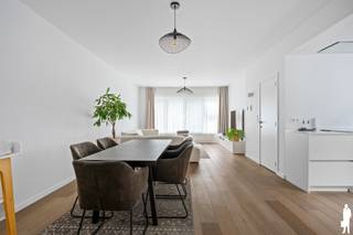 Lichtrijk gerenoveerd gelijkvloers appartement met garage en tuin<br /><br />Dit appartement werd gerenoveerd ca. 2022 en is kwalitatief afgewerkt. Het bevindt zich in uitstekende staat en is volledig instapklaar.<br />Gelegen te Wilrijk na bij Oosterveld en de Elsdonk. Op wandelafstand van Middelheimpark, geniet u van een groene omgeving met alle voorzieningen en een vlotte bereikbaarheid.<br /><br />Algemeen:<br />- Bewoonbare oppervlakte: ca. 95m² + tuin ca. 65 m²<br />- Kwalitatieve afwerkingsgraad<br />- Optimale lichtinval<br />- 2 ruime slaapkamers waarvan een met uitzicht naar de tuin<br />- 1 kleinere slaapkamer, eventueel voor bureau/dressing<br />- Badkamer met douche en modern wasmeubel<br />- Garagebox met mogelijkheid tot elektrische laden<br />- Gemeenschappelijke kosten: ca. 30€/maand provisie (elek. gem.delen, tuin)<br /><br />Technische kenmerken/renovaties:<br />- Renovatiejaar ca. 2022<br />- Condenserende ketel<br />- Keuken met SIEMENS toestellen<br />- Parketvloeren <br />- EPC C: 239 kWh/m²jaar<br /><br />Indeling (ca. 95m²):<br />- Ruime leefruimte<br />- Leefkeuken met alle voorzieningen<br />- Moderne badkamer met inloopdouche, dubbele wasmeubel en toilet<br />- Berging/wasplaats<br />- 2 slaapkamers met uitzicht op de tuin, of mogelijkheid tot bureauruimte/dressing<br />- Toegang naar de tuin; de tuin is volledig omheind en heeft een privatieve zijingang<br /><br />Onmiddellijke omgeving:<br />- Vlakbij Middelheim en Elsdonk<br />- Zeer vlotte bereikbaarheid naar Antwerpen en Brussel (A12)<br />- Scholen, winkels, openbaar vervoer op fiets- en wandelafstand<br />- Nabij centrum van Wilrijk en Edegem