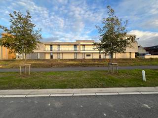 Appartement 1 chambre situé au centre et très pratique. Idéal pour les couples jeunes ou un peu plus âgés, ou pour les célibataires, mobiles ou moins mobiles, souhaitant rejoindre rapidement le centre ou les transports en commun à pied, ou encore accéder facilement à Bruxelles, Louvain et Malines. Le hall d'entrée central vous mène au débarras/buanderie, à la chambre, la salle de bain équipée avec douche et wc et enfin au séjour avec cuisine ouverte. Le séjour et la chambre s'ouvrent sur une jolie terrasse donnant sur les jardins communs. L'appartement comprend également une place de parking avec cave attenante dans le garage souterrain, accessible par ascenseur. L'immeuble, composé de seulement 10 logements, est neuf et bien entretenu. Des jardins communs bordent les deux côtés. L'appartement est prêt à vous accueillir ! Envie d'une visite ou d'en savoir plus ? Contactez-moi au 0486 43 49 08 Daphné de Sherwin Immo +