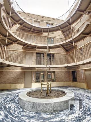 <p><span>Dit appartement maakt deel uit van 'Demerpatio', dat werd gerealiseerd op de Ezeldijksite.<br />Het appartement heeft 2 slaapkamers, beschikt over alle comfort en werd afgewerkt met hedendaagse en duurzame materialen. <br /></span><span>Uitstekend gelegen voor een vlotte verbinding van Diest naar Leuven, Tienen, Aarschot, Hasselt en Brussel</span><span><br />Vlakbij de prachtige natuur van het Webbekoms Broek, </span><span>winkels, scholen en station liggen op fiets en wandelafstand</span></p><p><span>Indeling:<br />- Inkomhal <br />- Apart toilet<br />- Leefruimte<br />- Open keuken<br />- Terras 9.7 m² <br />- 2 slaapkamers <br />- Badkamer met douche<br />- Berging<br />- Kelder <br />- Autostaanplaats</span></p><p><span>Pluspunten<br />- Fietsen kunnen veilig geparkeerd worden in de afgesloten fietsenstallingen.<br />- Appartement wordt volledig geschilderd en voorzien van raamdecoratie<br /><br /></span></p><p><span>De huurprijs bedraagt €1050,00 + €75,00 gemeenschappelijke kosten forfaitair + €50,00 provisie voor verwarming per maand.<br /><br /></span></p><p><span>Wenst u graag een bezoek?<br />Vul de kandidaatstelling in op ImmoDiest.be (onder te huur -> Schoenmakersstraat 2B3 - 3290 Diest -> Oranje knop 'vraag uw bezoek aan').<br />Van zodra wij deze informatie ontvangen hebben, nemen wij contact met u op.</span></p><p><span> </span></p><p><span> </span></p>