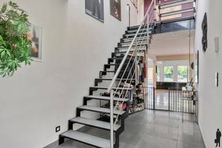 Eigentijdse villa op ca. 1.246 m² in een fijne woonwijk gelegen te Brasschaat!Gelegen in de geliefde Bloemaard, een rustige en bijzonder aangename...