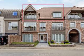 Dit prachtig appartement is op zoek naar nieuwe bewoners! Het beschikt over 2 slaapkamers, 2 terrassen en een gezellige leefruimte.INDELING:- inkomhal met vestiaire- gezellige leefruimte met parketvloer- terras vooraan- keuken voorzien van alle toestellen- praktische berging- terras achteraan- slaapkamer 1 met dressing- badkamer- slaapkamer 2 met ingemaakte kasten- gastentoiletALGEMEEN:- garagebox + grote kelderberging verplicht bij te huren: €50 per maand- centrum Waregem- 2 terrassen- automatische zonnewering- waterverzachter- ingebouwde gashaard- dichtbij invalswegenDe snelste manier om een bezoek te brengen aan deze woning? Vraag je bezoek aan via de rode knop op onze website (www.dewaele.com) en je wordt gecontacteerd door onze makelaar. Telefonisch kunnen er geen afspraken gemaakt worden. Bij andere vragen kun je ons telefonisch contacteren via 056 605 605.