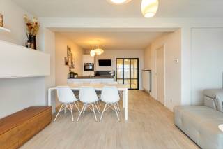 Appartement meublé moderne et prêt à être emménagé, situé au 5ème étage (avec ascenseur). Cet appartement dispose d'une terrasse orientée au sud...