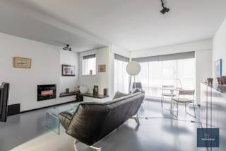 Deze eigendom werd gebouwd in het jaar 1973 op een perceel van 206m². De woning is voldoende ruim en heeft een bewoonbare oppervlakte van 177m². <br /><br />De woning heeft een lichte en ruime woonkamer op het verdiep en een moderne keuken met alle toestellen met zicht op de tuin. Op de bovenverdieping (2de verdiep) zijn er 3 slaapkamers en een badkamer met bad, lavabo en oilet wat zorgt voor voldoende privacy voor iedereen in het gezin. <br /><br />Beneden, op het gelijkvloers is er de heel ruime garage voor 2 wagens en is er extra bergruimte. Tevens ook het gastentoilet. De woning is voorzien van een lift wat voor sommige mensen zeer praktisch kan zijn. <br /><br />Daarnaast beschikt de woning over een mooie tuin en een terras, waar je heerlijk kunt genieten van de buitenlucht en de zon. De ligging van de woning is nabij tal van op en afritten. <br /><br />Kortom, deze woning in Gent is de perfecte plek voor wie op zoek is naar een ruime, comfortabele en gezellige plek om te wonen.<br /><br />Interesse in deze eigendom? Schrijf u in op het bezoekmoment.