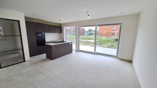 <strong>Halfopen woning te koop in De Vloei – Lot 129</strong><br /><br />Instapklare, energiezuinige halfopen woning met tuin en drie slaapkamers in de groene woonwijk De Vloei te Ieper.<br /><br />Deze kwalitatieve nieuwbouwwoning combineert modern wooncomfort met duurzame technieken zoals een warmtepomp, vloerverwarming, ventilatiesysteem D en zonnepanelen.<br />Dankzij het uitstekende E-peil van maximaal 20 geniet u van een lage energiefactuur en een aangenaam binnenklimaat, het hele jaar door.<br /><br /><strong>Indeling gelijkvloers : </strong>
<ul>
<li>Inkomhal met vestiaire</li>
<li>Gastentoilet</li>
<li>Lichtrijke leefruimte met zicht op de tuin</li>
<li>Ruime open keuken</li>
<li>Praktische wasplaats</li>
<li>Aangelegde tuin met tuinberging<br /> </li>
</ul>
<strong>Verdieping :</strong>
<ul>
<li>3 volwaardige slaapkamers</li>
<li>Ruime badkamer met dubbel lavabomeubel, inloopdouche, ligbad en toilet</li>
<li>Handige bovenberging<br /> </li>
</ul>
<strong>Volledig afgewerkt :</strong><br />De woning wordt volledig afgewerkt opgeleverd, inclusief:
<ul>
<li>Geïnstalleerde keuken</li>
<li>Volledig ingerichte badkamer</li>
<li>Vloerafwerking op gelijkvloers en verdieping</li>
<li>Terras en tuinaanleg</li>
</ul>
<br /><strong>Troeven :</strong><br />✔ Halfopen bebouwing met extra lichtinval<br />✔ Energiezuinig wonen (E-peil max. 20)<br />✔ Warmtepomp, vloerverwarming en zonnepanelen<br />✔ 3 slaapkamers<br />✔ Tuin met praktische tuinberging<br />✔ Instapklaar afgewerkt<br /><br />Interesse? Contacteer ons voor meer informatie of een bezoek via 051 21 11 11 of matias@imfiro.be