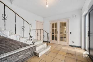 [[ DIT PAND NEEMT DEEL AAN DE ERA OPEN HUIZEN DAG OP 19/9 VAN 9:30 TOT 10:30 ]]
Bent u op zoek naar een woning met potentieel die u nog volledig naar eigen smaak kunt afwerken? Deze woning in Veerle-Heide biedt een mooie basis met twee slaapkamers, een inpandige garage, kelder en zolder en beschikt bovendien over een ruime tuin waar u heerlijk kunt genieten.<br />De woning is gelegen in een rustige en groene omgeving. Dankzij de nabijheid van de E313 zijn ook omliggende gemeenten en steden gemakkelijk bereikbaar. In de omgeving vindt u diverse winkels, scholen en andere dagelijkse voorzieningen. <br />Een ideale eigendom voor wie graag een woning naar eigen wens wil afwerken.<br /><strong>Troeven</strong>
<ul><li>Woning met 2 slaapkamers</li><li>Gerenoveerde keuken en badkamer (2024)</li><li>Centrale verwarming op aardgas</li><li>Aanwezigheid kelder en zolder</li><li>Voorzien van automatische rolluiken</li><li>Inpandige garage </li><li>Ruime tuin</li><li>Woning met verdere afwerkingsmogelijkheden</li><li>Aangename ligging </li><li>EPC label C (geen renovatieverplichting)</li></ul>
Een interessante woning voor wie op zoek is naar een betaalbare eigendom met een goede basis, ruime buitenmogelijkheden en de kans om de woning verder naar eigen smaak af te werken.