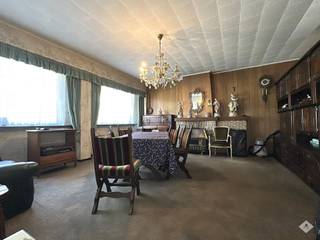 <p><span>Op zoek naar een nieuwe thuis met potentieel? Ontdek deze charmante woning gelegen te centrum Lebbeke. </span></p><p><span>Deze te renoveren woning biedt een uitstekende kans om jouw droomhuis te creëren.</span></p><p><span>Op de gelijkvloerse verdieping verwelkomt een ruime inkomhal je, die leidt naar een gezellige leefruimte en een keuken met aangrenzende berging en wc. </span></p><p><span>Het tussenverdiep herbergt een eerste slaapkamer, terwijl de eerste verdieping maar liefst drie ruime slaapkamers en een badkamer met ligbad, wastafel en wc biedt. </span></p><p><span>Bovendien beschikt de woning over een zolder die je naar eigen smaak kunt inrichten, en een praktische garage.</span></p><p><span>Geïnteresseerd in een bezichtiging of meer informatie? Neem contact op met Alexander via </span><span>alexander@immorobert.be </span><span>of bel naar </span><span>052 89 50 99.</span></p><p><span> </span></p>