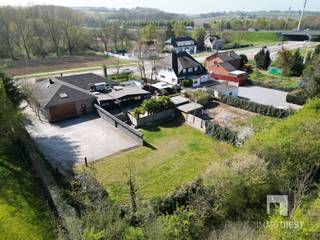 Welkom bij een uniek pand in Bekkevoort, een oase van mogelijkheden en elegantie. Deze veelzijdige locatie is ideaal voor ondernemers die op zoek...