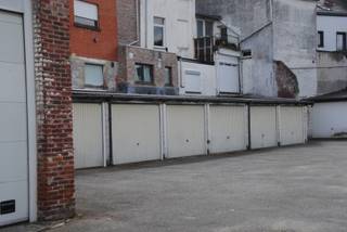 Investeringsopportuniteit: garagecomplex met 22 verhuurde garageboxen in Geraardsbergen
Bent u op zoek naar een zorgeloze vastgoedinvestering met een onmiddellijk rendement? Dan is dit garagecomplex met 22 garageboxen aan de Oudenaardsestraat 70 in Geraardsbergen een uitstekende opportuniteit!
Het geheel bevindt zich op een perceel van circa 991 m² en bestaat uit 22 garageboxen die momenteel allemaal verhuurd zijn. Hierdoor geniet u als investeerder vanaf dag één van een bestaande en stabiele huuropbrengst. De garageboxen variëren tussen ongeveer 18m² en 26m² nuttige oppervlakte. Gemiddeld geschikt voor een standaard personenwagen.
Dankzij de strategische ligging nabij het station, het stadscentrum en belangrijke verbindingswegen richting Gent, Brakel, Oudenaarde en Lessen blijft de vraag naar garage- en opslagruimte in deze omgeving bijzonder groot. De schaarste aan beschikbare garageboxen in de regio versterkt bovendien het aantrekkelijke investeringspotentieel.
Het complex is bereikbaar via een private inrit en beschikt over voldoende manoeuvreerruimte. De garageboxen zijn geschikt voor de stalling van een standaard personenwagen. De daken werden reeds vernieuwd en het geheel verkeert in een degelijke staat van onderhoud.
Bovendien beschikt het complex over een asbestveilig attest, waarbij geen asbestmaterialen werden vastgesteld.
Deze eigendom vormt een ideale investering voor particulieren, vastgoedinvesteerders of vennootschappen die hun vastgoedportefeuille wensen uit te breiden met een rendabel en eenvoudig beheerbaar vastgoedproduct.
Troeven:
-22 garageboxen
-Alle garageboxen zijn verhuurd
- Maandelijkse huurinkomen : 1130 EUR/ maand (mogelijkheid verhoging huurprijzen)
-Onmiddellijke huuropbrengst
-Geschikt voor standaard personenwagens
-Centrale ligging nabij station en stadscentrum
-Vlotte bereikbaarheid via N42 en N8
-Vernieuwde daken
-Asbestveilig attest beschikbaar
-Interessant investerings- en verhuurpotentieel
Interesse in deze rendabele investering? Neem vandaag nog contact op met CasaVista Vastgoedkantoor voor meer informatie of een bezoek ter plaatse.