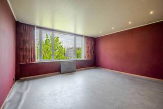 <p>LIGGING<br /><br />Deze <strong>veelzijdige woning</strong> is uitstekend gelegen aan de Einde Were, <strong>op slechts enkele minuten van het historische centrum van Gent</strong>. In de directe omgeving vindt u een ruim aanbod van winkels, supermarkten, scholen, horeca en ontspanningsmogelijkheden. <br /><br />De <strong>uitstekende bereikbaarheid</strong> is een groot pluspunt: het openbaar vervoer, de R40 en de E17/E40 liggen vlakbij, waardoor je moeiteloos elke bestemming bereikt. Bovendien geniet u van tal van groene troeven op wandelafstand, zoals het <strong>Groenevalleipark</strong>, de <strong>Coupure</strong> en <strong>natuurreservaat Bourgoyen</strong>. Uitstekende Mobiscore: 9,4/10<br /><br />INDELING<br /><br />Bij het betreden van deze ruime woning (<strong>248 m²</strong>) met <strong>open zicht</strong> wordt u meteen verwelkomd in een indrukwekkende <strong>multifunctionele ruimte van ca. 70 m²</strong>. De grote raampartijen zorgen hier voor een overvloed aan natuurlijk licht en een aangenaam open gevoel. Aansluitend vindt u een geïnstalleerde keuken, een eerste badkamer en een apart toilet.<br /><br />Verder is er een <strong>zuidwestgericht</strong>, overdekt terras waar u volop van het licht kan genieten. Dit terras geeft toegang tot een <strong>uitzonderlijk ruime garage met plaats voor maar liefst 4 wagens</strong>, uitgevend op de <strong>Overzet</strong>. De garage beschikt bovendien over een extra verdieping, ideaal als opslagruimte.<br /><br />Op de eerste verdieping bevinden zich <strong>twee ruime kamers</strong>, waarvan één perfect kan dienen als leefruimte. De tweede verdieping telt eveneens <strong>twee ruime kamers </strong>met een charmante plankenvloer. Op de derde verdieping vindt u nog een extra slaapkamer en een volledig ingerichte badkamer met douche en toilet. Tot slot beschikt de woning over een droge kelder.<br /><br />Dankzij <strong>14 zonnepanelen, een warmtepomp, airco’s en hoogrendementsbeglazing</strong> geniet u van een gunstig EPC en energiezuinig wooncomfort.<br /><br />TROEVEN</p>
<ul>
<li>Ruime garage voor 4 wagens</li>
<li>Energiezuinige woning</li>
<li>Tal van mogelijkheden dankzij grote oppervlaktes en flexibele indeling</li>
</ul>
<p><br /><strong>Mis deze kans niet</strong>! Neem vandaag nog contact op met Arthur via +32 473 90 90 94 om een afspraak in te plannen.</p>