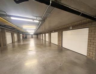In de Sint-Rochusstraat 10 te Roeselare bieden wij een praktische garage aan, ideaal voor wie op zoek is naar extra ruimte of een veilige parkeerplek.<br /><br />De garage heeft een breedte van 3 meter, een diepte van 5,5 meter en een minimum hoogte van 2 meter. Ze bevindt zich in een afgesloten garagecomplex en is uitgerust met een elektrische garagepoort met afstandsbediening. De inrit is bovendien breed en vlot toegankelijk, wat zorgt voor extra gebruiksgemak.<br /><br />Door de centrale ligging in Rumbeke bevindt de garage zich op korte afstand van het centrum, met winkels, lokale handelszaken en andere dagelijkse voorzieningen in de buurt.<br />De vlotte bereikbaarheid maakt deze garage tot een interessante opportuniteit voor zowel eigen gebruik als investering. Een ideale oplossing voor wie op zoek is naar een eigen parkeerplaats of extra opslagruimte.<br /><br /><strong>Interesse?</strong> Voor meer informatie of een bezoek, neem gerust contact met ons op via 051 201 400 of mail naar info@dicasa.be.