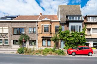 <p>Op een interessante locatie in Oostakker bieden wij deze te renoveren gesloten woning met apart verhuurbare studio, garage en stadstuint te koop aan – een uitgelezen kans voor wie kangoeroewonen zoekt of een deel van de woning wil verhuren voor extra inkomsten, zonder in te boeten aan privacy.<br />Een belangrijke troef van dit pand is de praktische toegankelijkheid: naast de voordeur is er ook een achteringang waarlangs het perceel bereikbaar is, en de garage is eveneens vlot bereikbaar via deze achterzijde. Dat maakt het eenvoudig om de studio en de hoofdwoning volledig gescheiden te laten functioneren, terwijl de tuin desgewenst gedeeld kan worden tussen beide partijen.<br /><br />De hoofdwoning omvat op het gelijkvloers een inkomhal, een ruime leefruimte, een ruime basiskeuken, een badkamer met twee lavabo's, een bad en toilet, en een wasplaats/berging. Op de eerste verdieping bevinden zich een nachthal, twee ruime slaapkamers en een kleinere slaapkamer. De tweede verdieping biedt een ruime, nog in te richten zolderkamer met extra potentieel.<br /><br />De volledig afzonderlijke studio – bereikbaar via de eigen achteringang – beschikt over een eigen leefruimte met keuken, een slaapkamer en een badkamer met lavabo, douche en toilet. Ideaal dus om zelfstandig te verhuren en een mooi rendement te genereren, terwijl de bewoners van de hoofdwoning volledig hun privacy behouden.<br /><br />Beschikbaar bij akte, contacteer Top Vastgoed op 0475 700 700 voor een bezoek.</p>