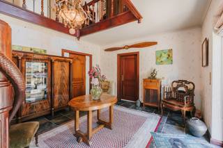 Meer info: pieter.buedts@homixx.be / 016199347.<br /><br />Met veel genoegen stellen wij deze bijzonder ruime en karaktervolle open bebouwing aan u voor. Deze verrassend royale gezinswoning combineert authentiek wooncomfort op een doordachte wijze met een afwerking van uiterst kwalitatieve en natuurlijke materialen. <br /><br />Bij het betreden van de woning komt u via de prachtige inkomhal terecht in de sfeervolle leefruimte. Hier valt meteen de stijlvolle natuursteen op, die het interieur een unieke en warme uitstraling verleent. Aansluitend bevindt zich de volledig geïnstalleerde keuken, uitgerust met hoogwaardige toestellen. De gelijkvloerse verdieping is verder uiterst praktisch ingericht met een eerste slaapkamer, bureau, een praktische doucheruimte, een handige berging en een dubbele garage met aparte wasplaats. <br /><br />De bovenverdieping is voorzien van een aangename kurkvloer en biedt plaats aan vier volwaardige slaapkamers en de hoofdbadkamer met ligbad. Via een uitschuifbare trap bereikt u de zolder, die uitstekende extra opbergmogelijkheden biedt. <br /><br />Buiten kunt u in alle rust ontspannen in de omheinde tuin met een gezellig terras. Uw wagen parkeert u veilig en droog in de inpandige garage met gemotoriseerde poort.<br />Een extra troef die de woning biedt is de vergunde stalling waarmee je als eigenaar of zelfstandig ondernemer extra opslag/werkruimte wint!<br /><br />De woning krijgt EPC-score E en valt dus onder de voorwaarden voor een energetische renovatie tot E-peil D binnen de zes jaar na aankoop.
