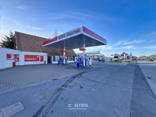 Projectgrond langs belangrijkste invalsweg van Blankenberge!<br /><br /><u><strong>Bijzonderheden:</strong></u><br />- Grondoppervlakte: 1.911m2.<br />- Straatbreedte: Circa 50 meter.<br />- Woning te renoveren.<br />- Tankstation: Nog circa 6 jaar verhuurd.<br />- Woongebied.<br /><br />Aarzel zeker niet om ons te contacteren indien u verdere info wenst: 050/70.01.02 - info@centro.be