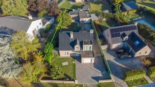 <p>Interesse in dit pand? Neem voor bijkomende informatie of het maken van een afspraak rechtstreeks contact op met Julie Meyers via <strong>+32 472 36 86 54</strong> of <strong>julie.meyers@copandi.be</strong>.</p><p>Welkom in deze instapklare woning aan de Dijleweg 8 in Rijmenam, een rustige en groene omgeving waar wonen meteen vertrouwd aanvoelt. Dit instapklare huis uit 2005 ligt op een perceel van 790 m². Je geniet hier van een ruime gezinswoning met een praktische indeling en alle comfort. De woning is momenteel verhuurd, wat ook interessant kan zijn voor wie op zoek is naar een investering.</p><p>Bij het binnenkomen kom je in de inkomhal, die toegang biedt tot de leefruimte, het gastentoilet, de nachthal en de inpandige garage. De ruime leefruimte met eetplaats sluit aan op de open keuken, die uitgerust is met een vaatwasmachine, oven, microgolfoven, dubbele spoelbak en kookplaat met dampkap.</p><p>Op het gelijkvloers bevindt zich ook een ruime slaapkamer met ruim 15 m² met zicht op de tuin. Daarnaast is er een badkamer voorzien met een bad, douche, dubbele lavabo en toilet. Verder is er een praktische berging.</p><p>De eerste verdieping telt nog drie slaapkamers, waaronder een bijzonder ruime kamer van bijna 28 m². Daarnaast is er een tweede badkamer met bad, douche, lavabo en toilet.<br />Met vier slaapkamers en twee badkamers biedt de woning heel wat mogelijkheden voor een gezin of voor wie graag extra ruimte heeft voor een bureau of hobbykamer.</p><p>Ook buiten is er voldoende ruimte om te genieten. De tuin met terras vormt een aangename plek om tot rust te komen. De extra garage en de bijkomende parkeermogelijkheden op de oprit zorgen voor extra comfort.</p><p>De woning beschikt over pvc- buitenschrijnwerk met hoogrendementsglas, centrale verwarming op gas en een conforme elektrische keuring. Met een EPC-label C is ook de energiescore een mooi pluspunt.</p><p>✅ Instapklare woning uit 2005<br />✅ Slaapkamer en badkamer op het gelijkvloers<br />✅ Vier volwaardige slaapkamers<br />✅ twee volwaardige badkamers<br />✅ Ruime perceel met tuin, terras en twee garages</p>