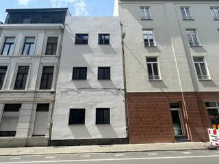 Wens je ook te wonen op wandelafstand van het bruisende Zuid? In dit kleinschalig gebouw bevindt zich dit gezellig te maken appartement met twee slaapkamers. Het gebouw werd volledig gestript en opnieuw vakkundig opgebouwd. De oorspronkelijke houten vloer zijn vervangen door duurzame betonnen vloer constructie. Alles vernieuwd: CV installatie, alle leidingen, elektriciteit, ramen, deuren, dak, sanitaire voorzieningen... Extra voorziening van berging en fiets berging. Alle nutsvoorzieningen op eigen rekening. Laat je alvast inspireren bij het kiezen van jouw keuken, jouw eigen inrichting. Volledig naar jouw stijl en kleur! Als extra troef kan je ontspannen op het gemeenschappelijk dakterras.Abricasa – Vastgoed voor generaties: Jouw vastgoedpartnerWil je jouw eigendom verkopen of zoek je een vastgoedmakelaar voor verhuur of beheer?Abricasa biedt persoonlijke begeleiding bij al uw vastgoedvragen, van begin tot eind. Leer ons kennen!