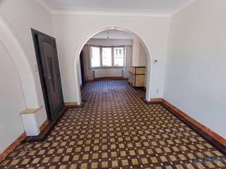 <br />Goed gelegen karakterwoning met ruime living, 2 ruime slaapkamers, mogelijkheid tot bureel en of slaapkamer op het gelijkvloers, garage en terras.<br />De woning is op 15 min. wandelafstand van het station Leuven en centrum Kessel Lo.<br />Goed bod bespreekbaar!<br />