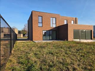 Woonproject Gabriëlsdijk / 1-Meilaan bestaat uit 9 zeer energiezuinige nieuwbouwwoningen en 1 bouwgrond, rustig gelegen nabij alle faciliteiten en op 900 m van de Markt, op fietsafstand van recreatie- en natuurpark Keiheuvel, en met een vlotte verbinding naar de omliggende gemeentes Mol, Meerhout, Ham, Lommel en Leopoldsburg.<br /><br />De woning is reeds afgewerkt en geschilderd. De tuin werd reeds omheind en het terras en de oprit werden aangelegd. Instapklaar en snel beschikbaar !<br /><br />LOT 10:<br /><br />Via de inkomhal, met gastentoilet en vestiaireruimte, komt u in de open leefruimte welke opgedeeld is in een zithoek, eethoek en een open keuken, uitgerust met een vaatwasser, combi-oven, koelkast, Bora inductievuur met geïntegreerde afzuiging, spoelbak en een composieten werkblad. Verder is er een berging.<br /><br />Dankzij de 2 grote schuiframen geniet u aangenaam veel lichtinval in de leefruimte, en dankzij de ideale ZW oriëntatie geniet u bovendien van veel zon in de tuin.<br /><br />Op de verdieping geeft de nachthal uit op 3 slaapkamers (waarvan één met ruimte voor een dressing), een badkamer (douche en dubbele wastafel), en een apart nachttoilet.<br /><br />Naast de woning kan er optioneel en mits meerprijs een carport of garage voorzien worden.<br /><br />De kwalitatief gebouwde en volledig afgewerkte woningen (1 OB en 8 HOB) hebben bewoonbare oppervlaktes van 120 tot 171 m² en tellen 3 of 4 slaapkamers. Eén lot wordt als bouwgrond voor een OB met bouwvergunning aangeboden. De perceeloppervlaktes variëren tussen 308 en 582 m². <br /><br />De woningen zijn doordacht en uiterst energiezuinig (BEN norm) gebouwd met o.a. vloerverwarming en -koeling, warmtepomp, zonnepanelen, ventilatiesysteem type D, regenwaterrecuperatie, ... . Het E-peil zal maximaal E20 bedragen, waardoor u gedurende 5 jaar geniet van een vrijstelling van onroerende voorheffing.