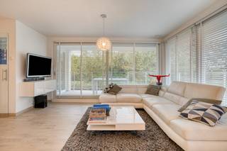 Dit <strong>moderne</strong> appartement uit <strong>2015</strong> bevindt zich in het residentiële domein 'River Valley' in Nieuwpoort-Stad.<br />Gelegen in een rustige, doodlopende straat, geniet u hier van volledige rust, terwijl het stadscentrum toch op een steenworp afstand ligt.<br /><br />De <strong>hoogwaardige afwerking</strong> garandeert comfort en energiezuinigheid.<br />Alle gebruikte materialen zijn van topkwaliteit, inclusief een <strong>warmtepomp</strong> <strong>en ventilatie met warmteterugwinning</strong>, zodat u zich geen zorgen hoeft te maken over het energetische aspect.<br /><br />De indeling is als volgt:
<ul>
	<li>Inkomhal met ruimte voor vestiaire;</li>
	<li>Apart toilet;</li>
	<li><strong>Zéér lichtrijke</strong> leefruimte met prachtige parkettegel;</li>
	<li>Open, volledig ingerichte keuken met hoogwaardige toestellen van het merk '<strong>SMEG</strong>';</li>
	<li><strong>Groot hoekterras</strong> met mooi zicht op groen, voorzien van buitenverwarming;</li>
	<li><strong>Twee ruime, volwaardige slaapkamers </strong>voorzien van inbouwkasten;</li>
	<li>Mooie badkamer met wastafel, <strong>inloopdouche</strong> en aansluiting voor wasmachine/droogkast;</li>
	<li>Berging;</li>
</ul>
<br />Extra troeven:
<ul>
	<li>Mogelijkheid tot aankoop ruime garagebox in het gebouw (€ 55.000,00);</li>
	<li><strong>Zéér energiezuinig - EPC label A</strong>;</li>
	<li>Elektrische keuring is conform de bestaande wetgeving en geldig t.e.m. 2040;</li>
</ul>