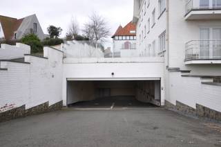 Zeer goed gelegen gesloten garagebox op niveau -1 van de residentie Windsor aan het Stübbenpark en wandelafstand van de zeedijk in...