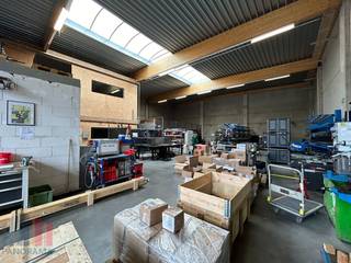 Strategisch gelegen bedrijfsgebouw met een oppervlakte van 490 m² te huur bestaande uit een magazijnruimte gecombineerd met een kantoor. De site is uitstekend bereikbaar met de <strong>E17</strong> op slechts 4,5 km, wat zorgt voor een vlotte verbinding richting Gent en Antwerpen.<br /><br />De magazijnruimte, met een oppervlakte van 370 m², beschikt over een <strong>6 meter vrije hoogte</strong>. De loods is uitgerust met een sectionale poort met afzonderlijke toegangsdeur, lichtstraten met rookluik en een polybetonvloer. Het kantoor van 120 m² is voorzien van <strong>4 flexibele ruimtes</strong> die ideaal kunnen gebruikt worden als burelen, vergaderzaal en sociale ruimte. De ruimtes zijn verdeeld over het gelijkvloers en de eerste verdieping en beschikken over een kitchenette en sanitaire voorziening. Tevens <strong>voldoende parkeergelegenheid </strong>aan de voorzijde van het gebouw. <br /><br />Heeft u interesse of wenst u graag meer details over dit aanbod? Neem contact op met <strong>Gill </strong>voor bijkomende (technische) inlichtingen, plannen of een vrijblijvend plaatsbezoek via <strong>0477 06 30 30</strong>.