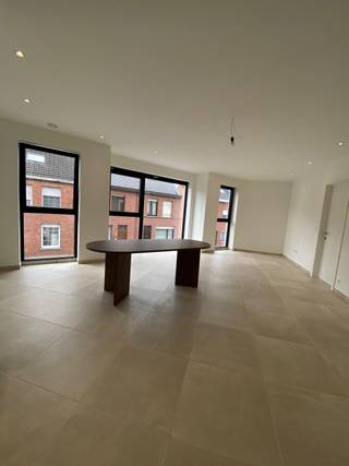 Te huur in Willebroek – lichtrijk, energiezuinig nieuwbouwappartement (2024)
Welkom in dit prachtig afgewerkte appartement van 78 m², met 2 slaapkamers en een oostgericht terras van 8 m², bereikbaar via beide kamers. Dankzij de hoge plafonds en grote ramen geniet je van een uitzonderlijk licht en ruimtelijk gevoel.
De moderne indeling omvat een volledig uitgeruste keuken, een stijlvolle inloopdouche, een aparte wc en een praktische berging met wasmachine. Vloerverwarming en ingebouwde spotjes zorgen voor comfort en klasse.
Met een EPC-score A, zonnepanelen en uitstekende isolatie woon je hier bijzonder energiezuinig.
Inclusief:
• Veilige autostaanplaats (mogelijkheid tot laadpaal)
• Fietsenstalling
Toplocatie: vlak bij winkels, scholen, openbaar vervoer en het centrum van Willebroek. Vlotte verbinding via N16 en A12 naar Antwerpen, Brussel en Mechelen.
Huurprijs: €995 + €40 parkeerplaats + €90 gemeenschappelijke kosten
Vermoedelijk vrij vanaf 01/12/2026.
Brandon Van Gucht
0468349187
Brandon98@hotmail.be